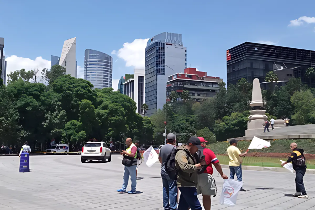 Manifestantes sobre Paseo de la Reforma. Foto: Archivo @OVIALCDMX