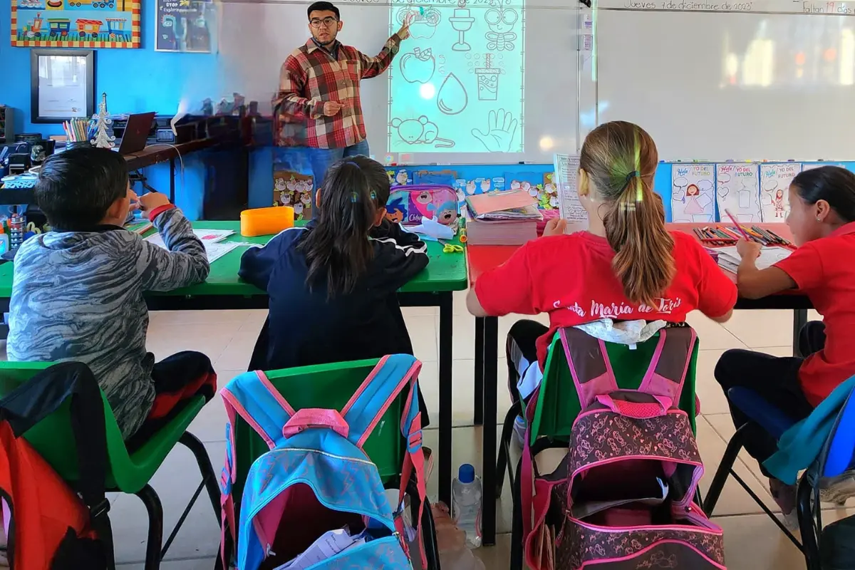 Se estima que casi el 42% de los menores de 11 años sufren de dolores de espalda. Foto: Cortesía / SEP