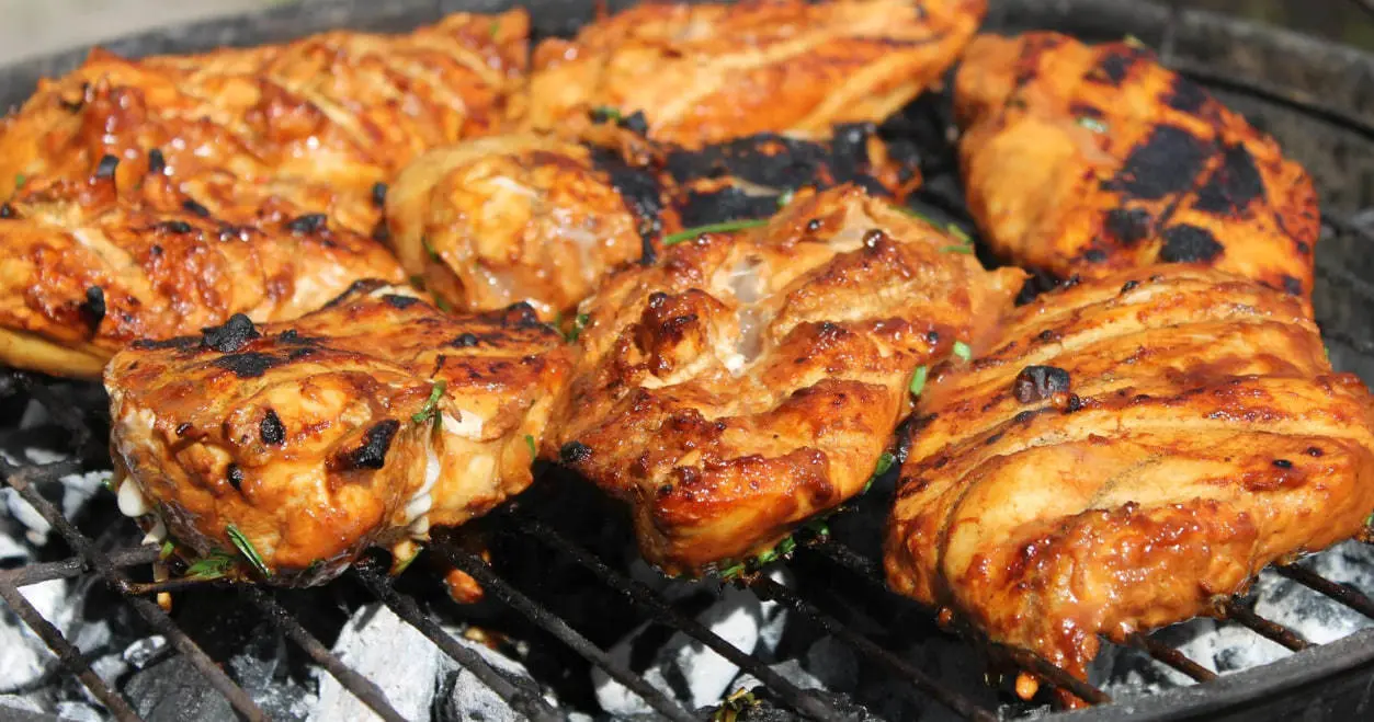 Por un donativo de 120 pesos, los asistentes recibirán media orden de pollo, papas saladas, bolillo infantil y chile curtido. (Fotografía: Canva)