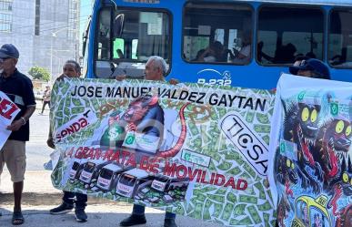 Protestan taxistas y exigen destitución de titulares de Movilidad