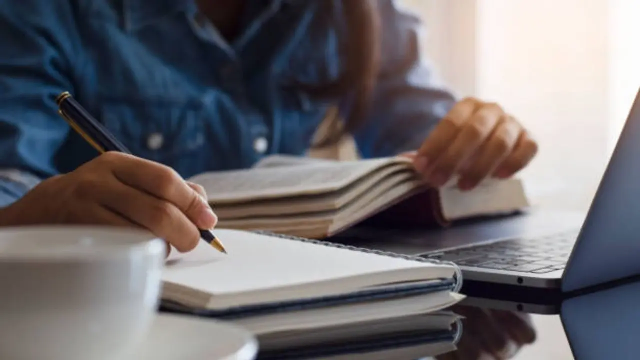 Imagen ilustrativa sobre mujer estudiando. Foto: Pixabay.