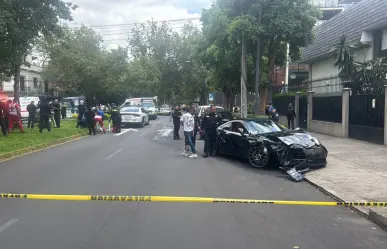 Abandonan auto de 4 mdp tras chocar en Polanco y provocar volcadura