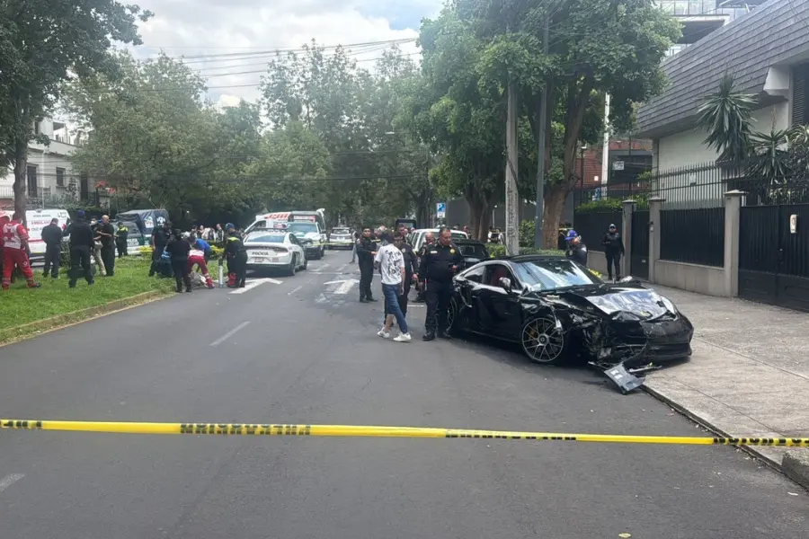 Abandonan auto de 4 mdp tras chocar en Polanco y provocar volcadura