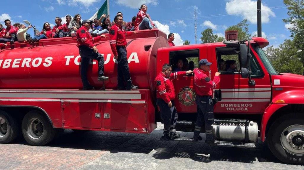 Bomberos de Toluca armaron caravana para celebrar su día