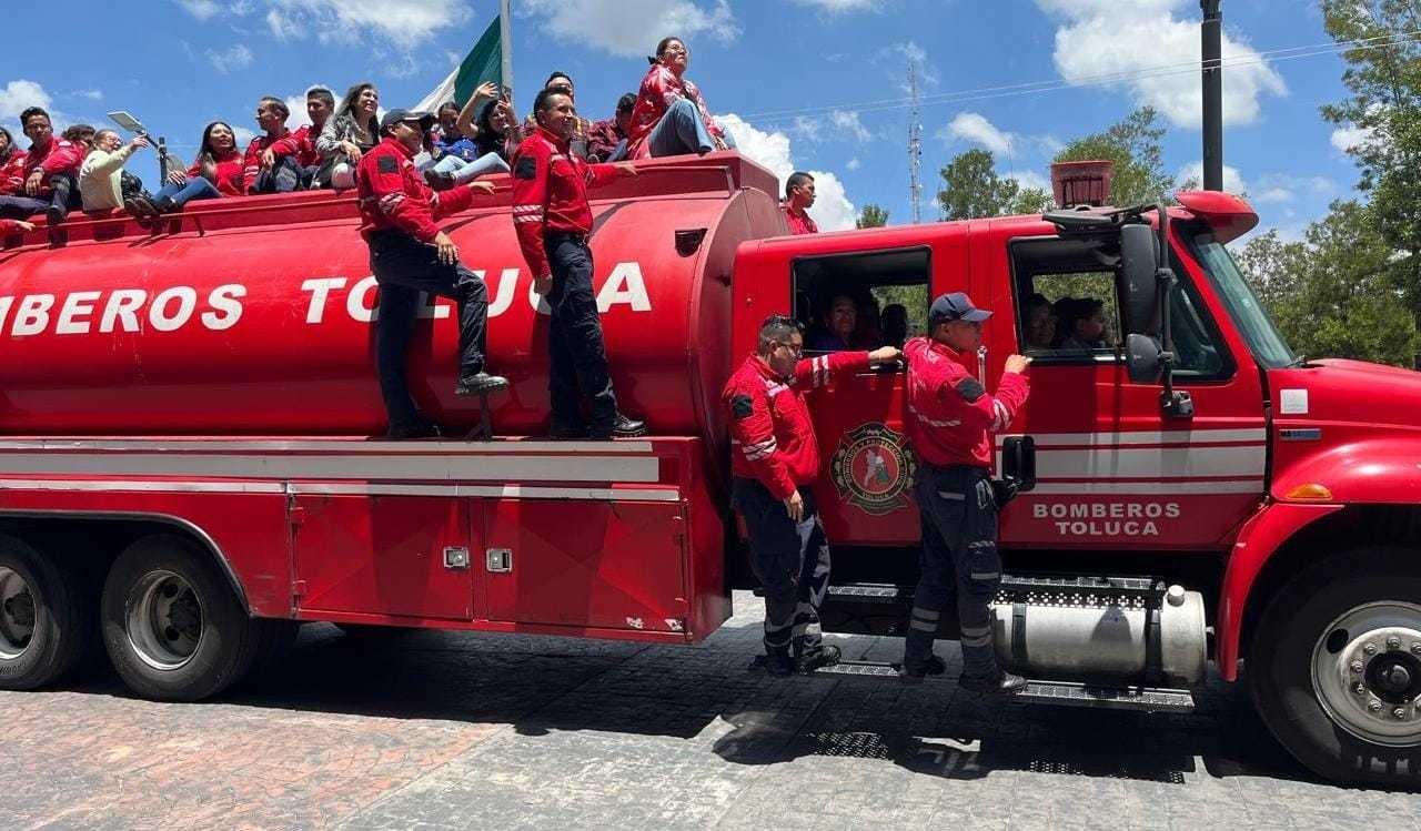 Bomberos de Toluca armaron caravana para celebrar su día. Foto: POSTA