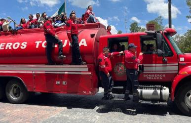 Bomberos de Toluca armaron caravana para celebrar su día