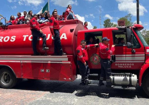 Bomberos de Toluca armaron caravana para celebrar su día