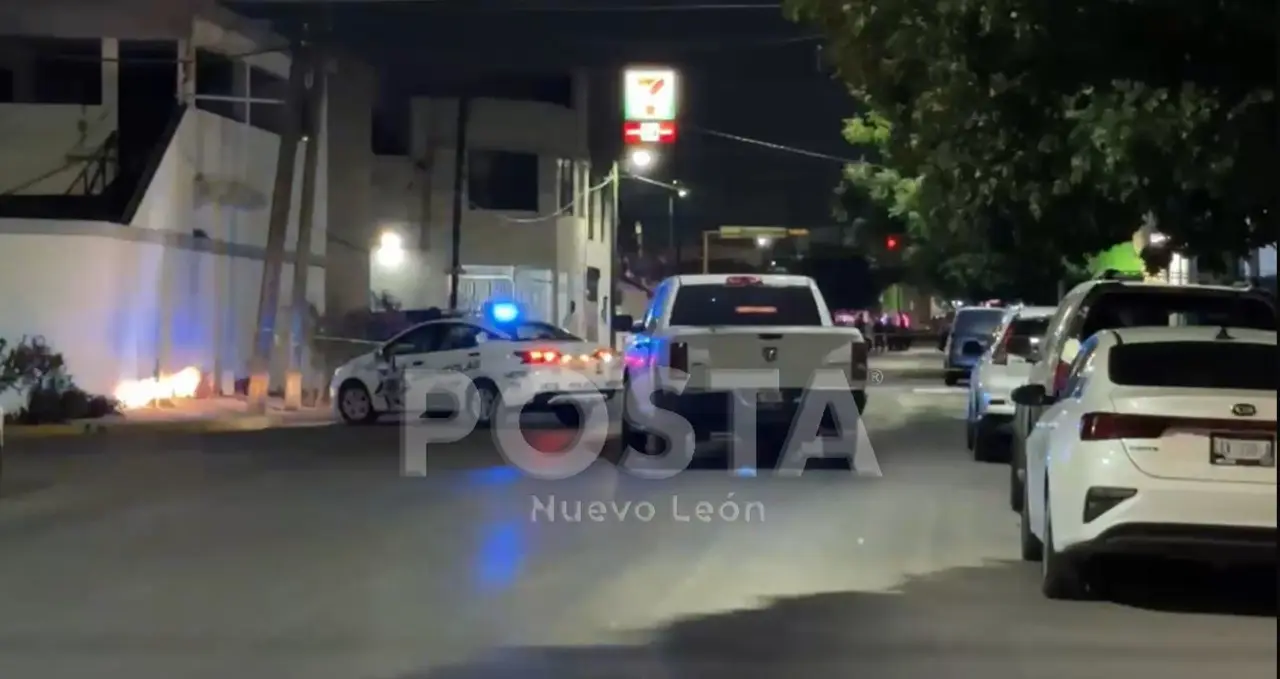 Policías de San Nicolás cubriendo la zona donde ocurrió la balacera. Foto: Raymundo Elizalde.