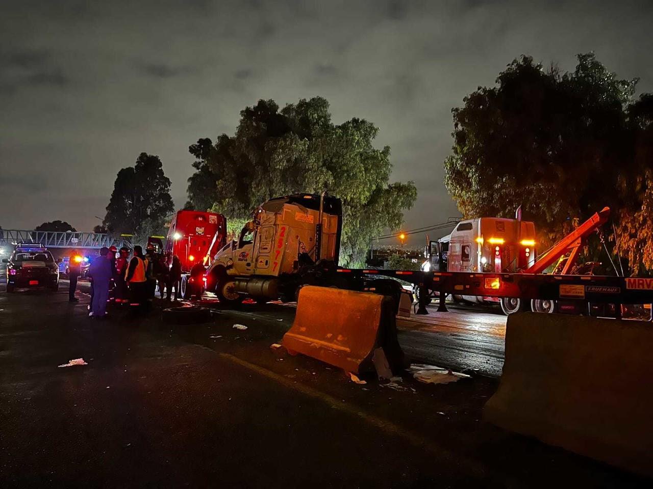 La volcadura del tráiler ocasionó el cierre de la avenida. Imagen: Cortesía