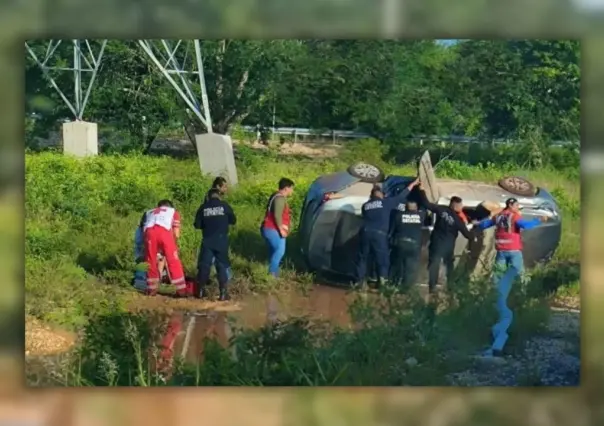 Salvan a familia tras volcar su carro en la carretera Mérida-Cancún