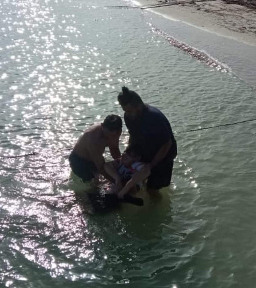 Un pescador quien se encontraba realizando su actividad en el muelle de progreso resbaló y cayó al mar pero salvavidas reaccionaron para salvarlo.- Foto de El Faro Yucateco