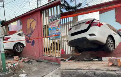 Auto termina dentro de una casa en Ejército de Agua Prieta, Iztapalapa