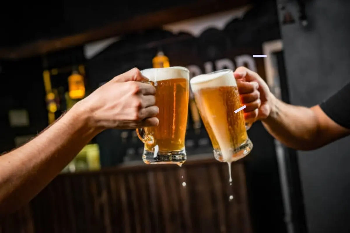 Brindis con tarros de cerveza Foto: Pexels