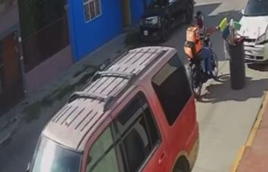 Video: Repartidor Didi roba negocio a bordo de su motocicleta