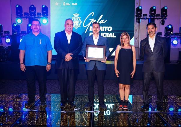 Entrega Colosio reconocimiento a 33 oficiales de Policía y Tránsito
