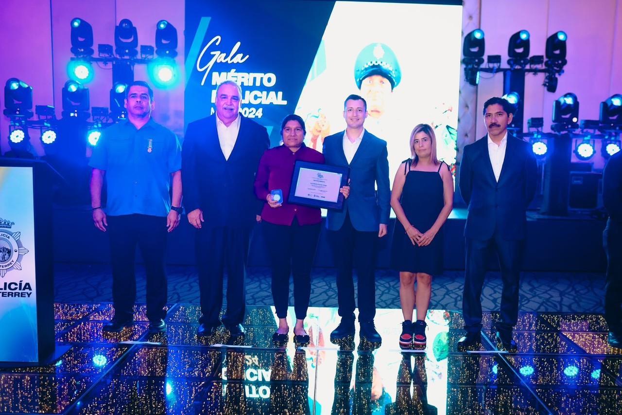Entrega Colosio reconocimiento a 33 oficiales de Policía y Tránsito