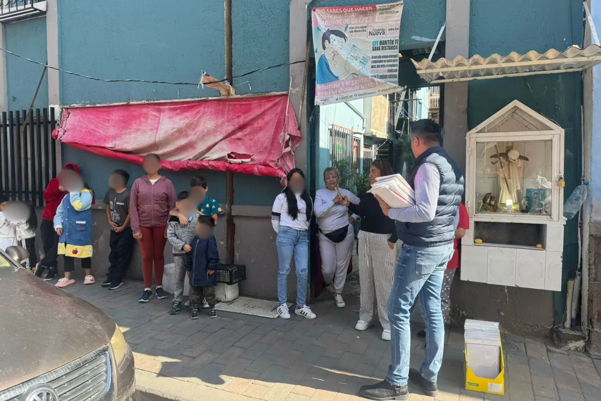 Los niños hicieron una fila para recibir desde cuadernos hasta lápices. Foto: Ramón Ramírez