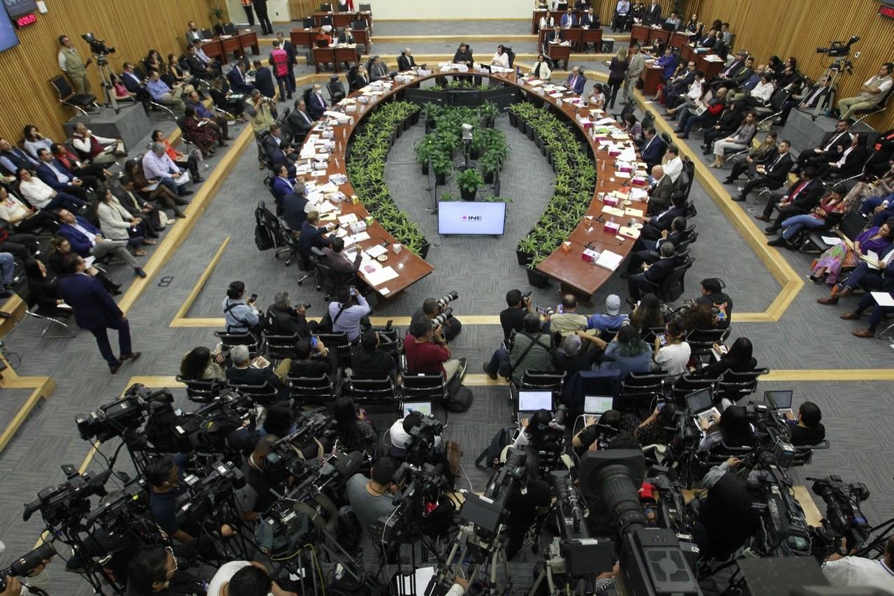 El representante de Morena, Sergio Gutiérrez Luna, defendió la decisión señalando que el actual ordenamiento fue diseñado por la oposición para otorgar la mayoría calificada a la coalición gobernante. Foto: INE.