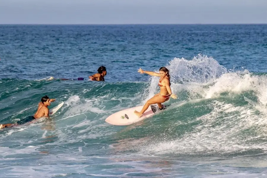 ¿Quién es la niñez de la playa Costa Azul?