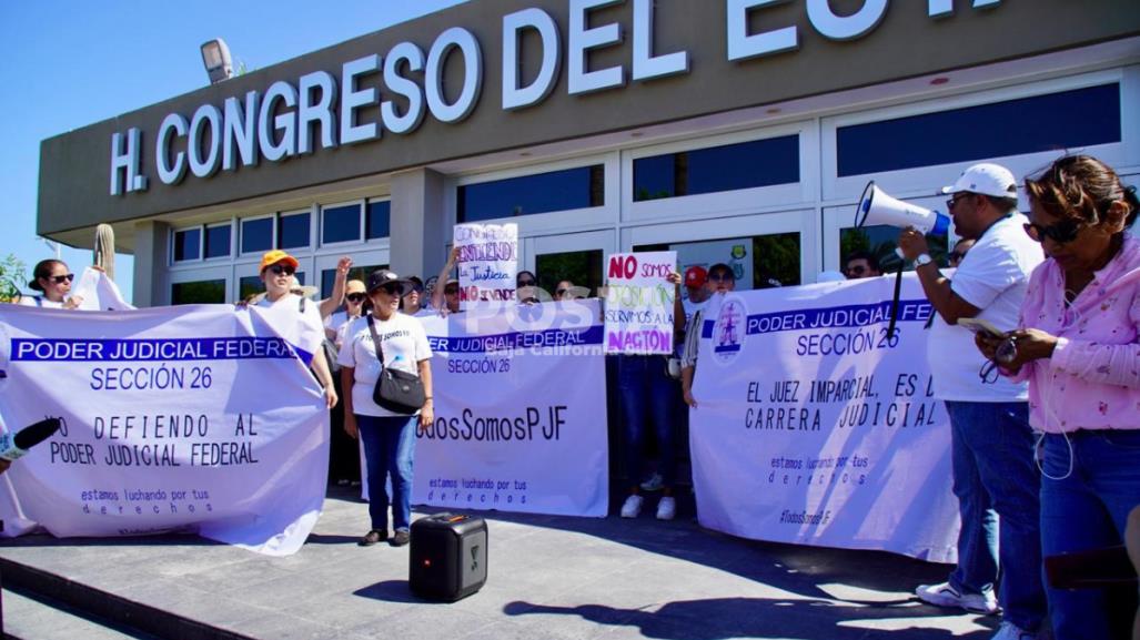 Trabajadores protestan contra la reforma judicial frente al Congreso del Estado