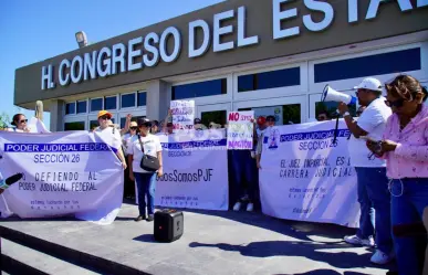 Trabajadores protestan contra la reforma judicial frente al Congreso del Estado