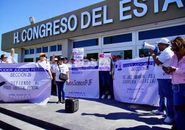 Trabajadores protestan contra la reforma judicial frente al Congreso del Estado