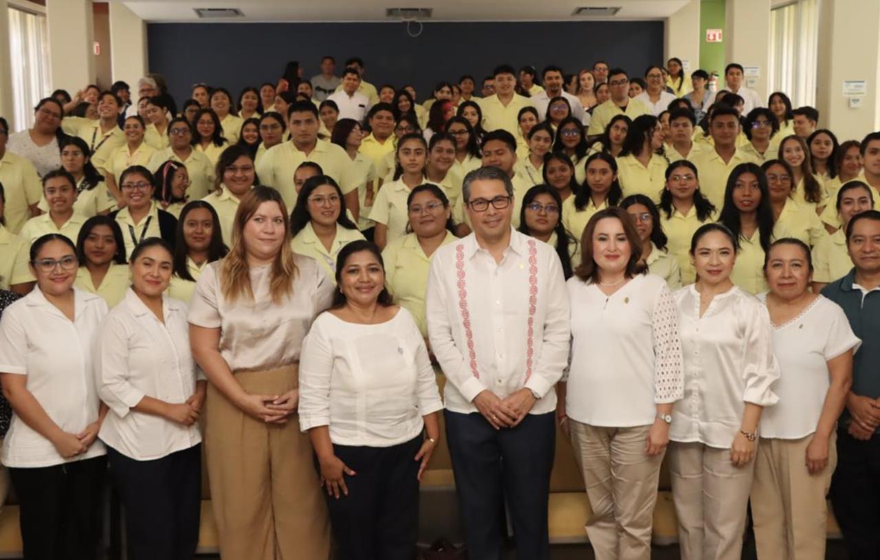 Con una ceremonia, autoridades de la Uady celebraron el Día del Trabajo Social destacando la labor que realizan las personas dedicadas a dicha profesión.- Foto de la Uady