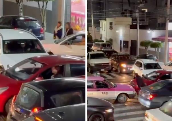 Mujer no soporta y le grita a un taxista en el tráfico de la CDMX | VIDEO