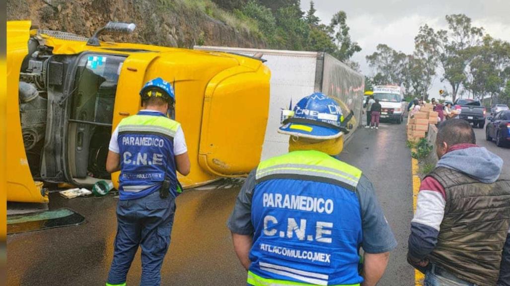 Vuelca tráiler; aparece la rapiña en la Atlacolmulco-Acambay (VIDEO)