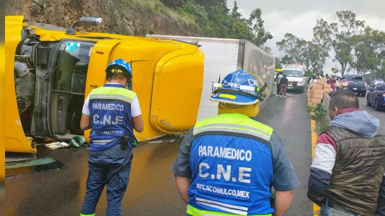 El tráilero lesionado fue auxiliado por paramédicos de la Central de Emergencias de Atlacomulco. Foto: CNE