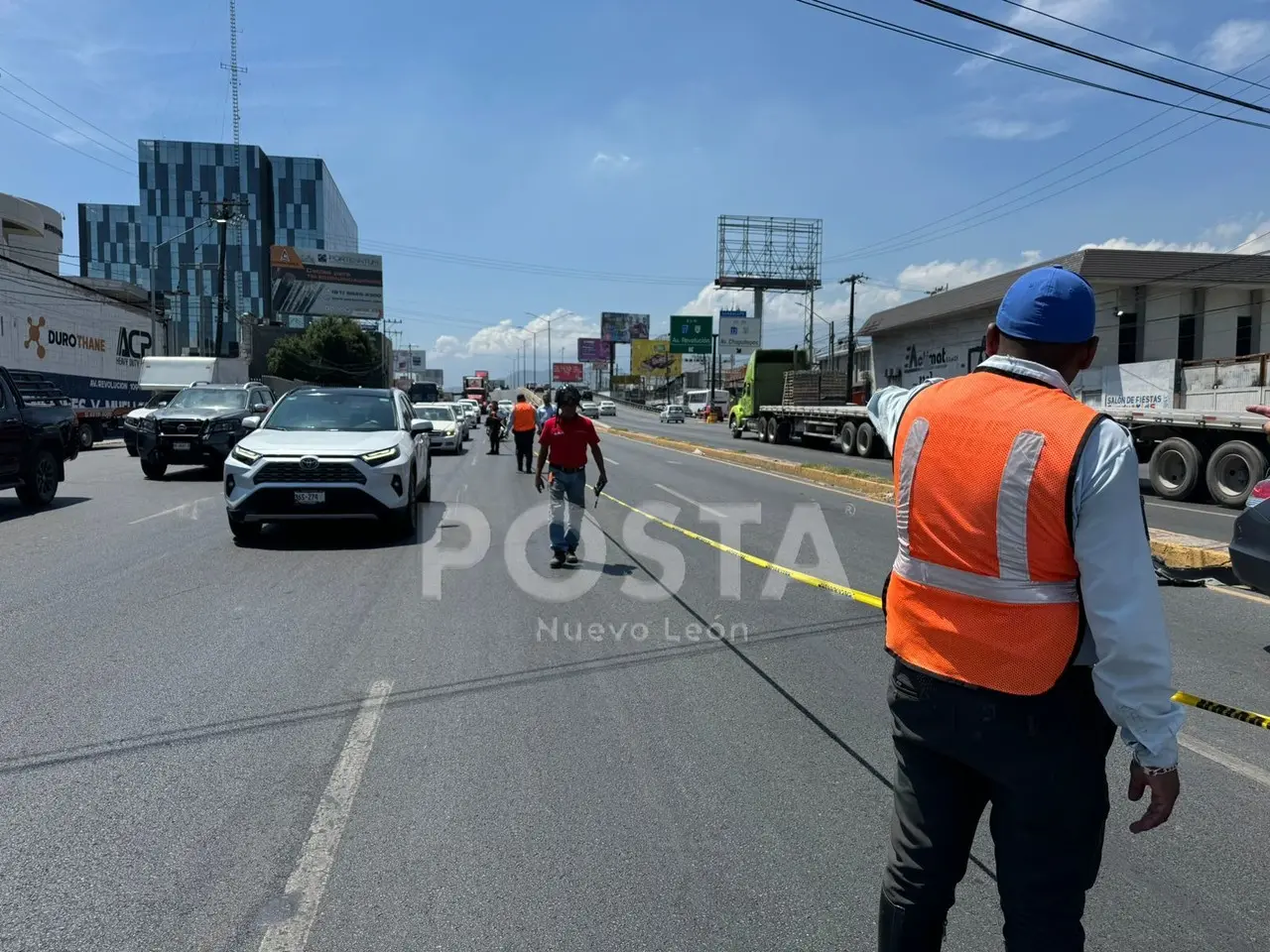 Autoridades abanderando la avenida Revolución tras el accidente vial. Foto: Azael Valdés.