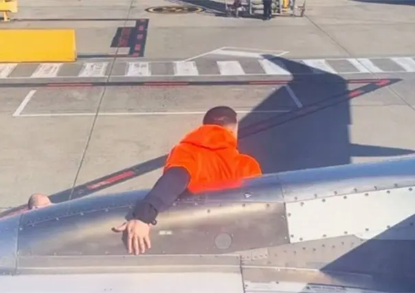 Arrestan a hombre por correr por el ala de un avión en aeropuerto de Australia