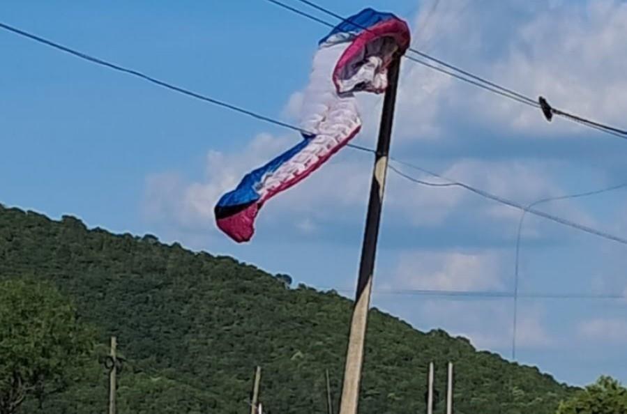 El paracaídas de la mujer de 24 años se encontraba enredada en los cables pertenecientes a una compañía de electricidad, colgando de su arnés. Foto: Protección Civil de Nuevo León.