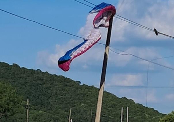 Mujer queda atrapada entre cables tras caer de paracaídas en Allende