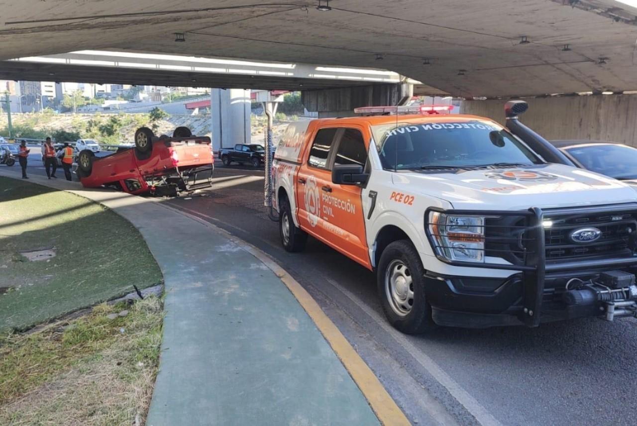 Elementos de Protección Civil atendiendo la volcadura de la camioneta. Foto: Protección Civil de Nuevo León.