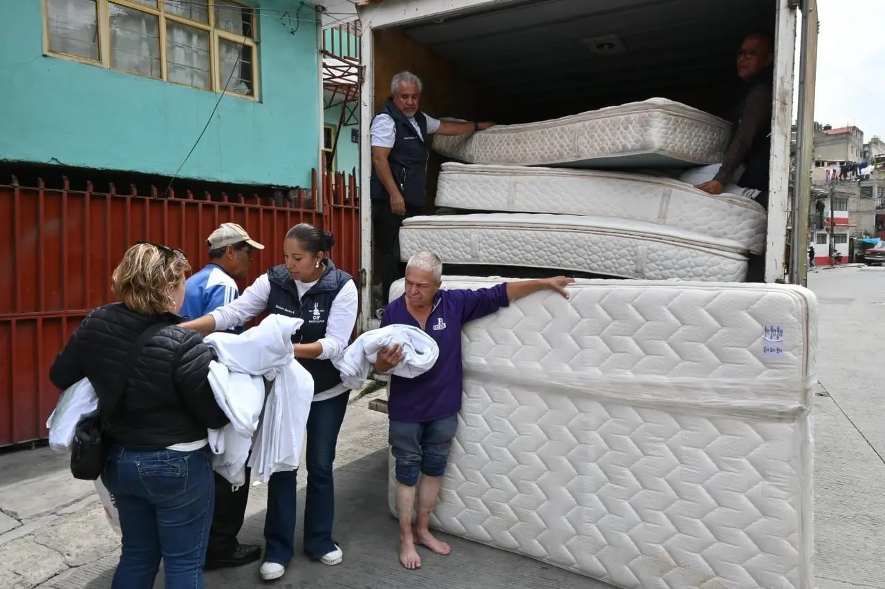 Los afectados recibieron artículos de primera necesidad y alimentos, tras sufrido inundación en sus viviendas por la fuerte lluvia del 21 de agosto. Foto: Gob. de Naucalpan