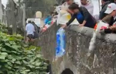Arrojan toneladas de cáscaron de huevo al río Acalote en Capulhuac