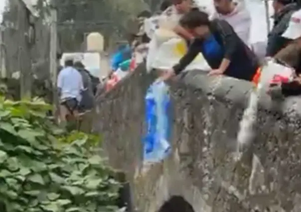 Arrojan toneladas de cáscaron de huevo al río Acalote en Capulhuac