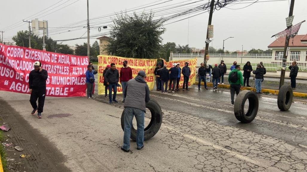 Bloquean carretera Toluca-Naucalpan ; vecinos denuncian cobros excesivos de agua