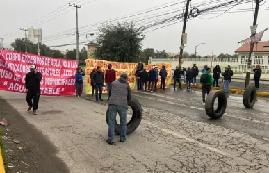 Bloquean carretera Toluca-Naucalpan ; vecinos denuncian cobros excesivos de agua