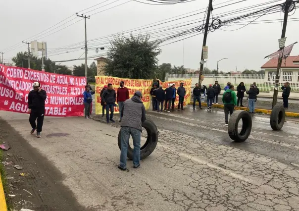 Bloquean carretera Toluca-Naucalpan ; vecinos denuncian cobros excesivos de agua