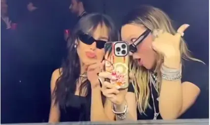 Danna y Belinda inclusive hasta posaron juntas y con sus celulares se tomaron selfies y videos. Foto. Instagram @belindapop.