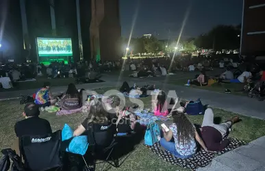 Viven regios noche de cine bajo las estrellas en Fundidora