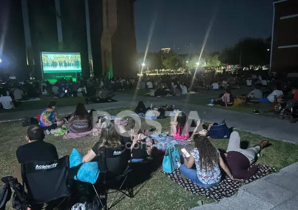 Viven regios noche de cine bajo las estrellas en Fundidora