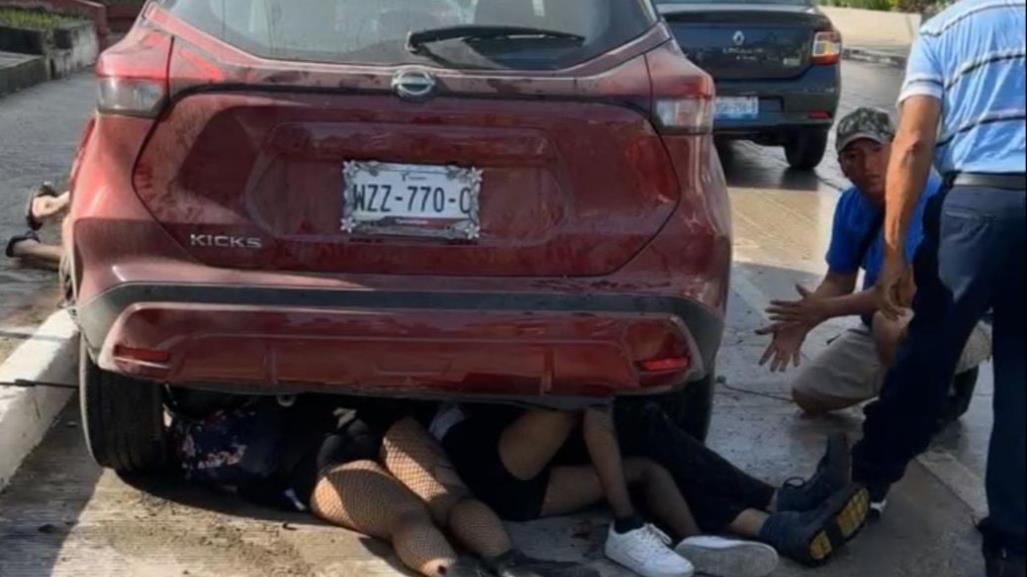 Jóvenes terminan la parranda debajo de un auto