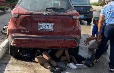 Jóvenes terminan la parranda debajo de un auto