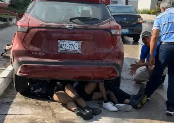 Jóvenes terminan la parranda debajo de un auto