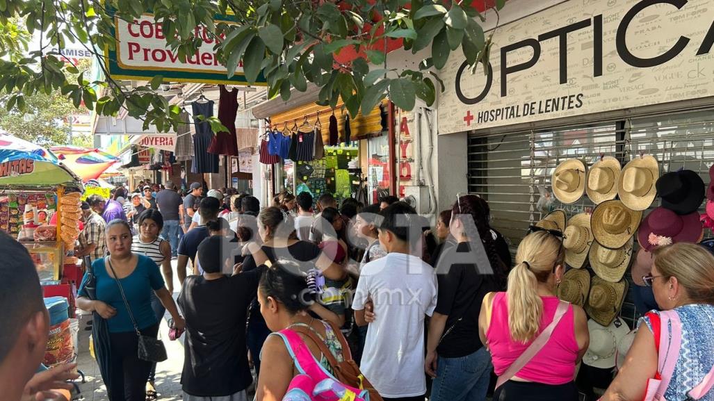 Se presentan largas filas en compras de regreso a clases en centro de Monterrey