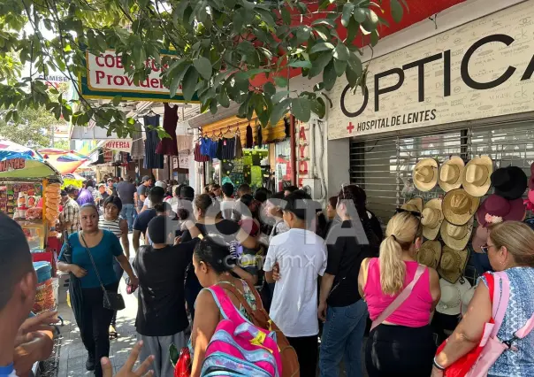 Se presentan largas filas en compras de regreso a clases en centro de Monterrey