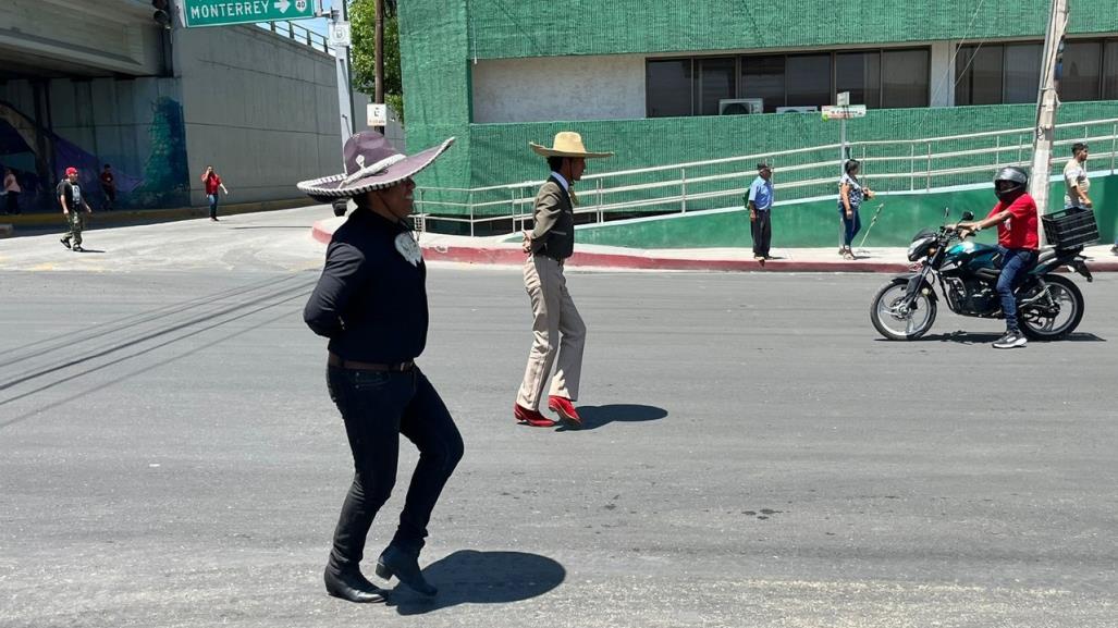 Bailan folclor en las calles de Saltillo para cumplir un sueño